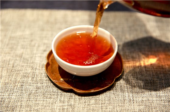 中吉號養(yǎng)生課堂：秋天喝什么養(yǎng)生茶最合適？普洱熟茶是首選！