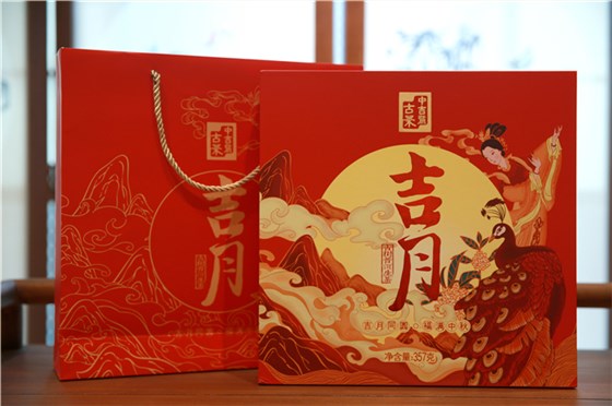 吉月古樹生茶禮盒包裝，以孔雀伴舞嫦娥，喜慶紅為主色調(diào)
