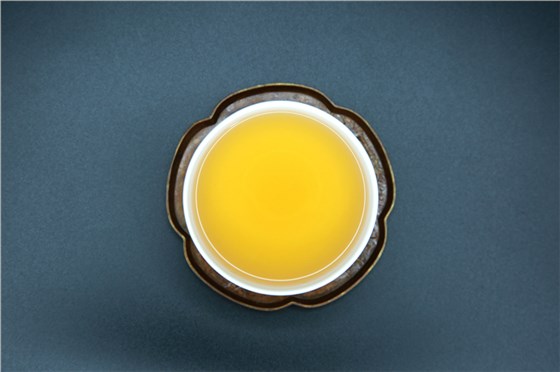 吉月古樹生茶-果蜜香氣高揚，生津清冽，適口性強(qiáng)，