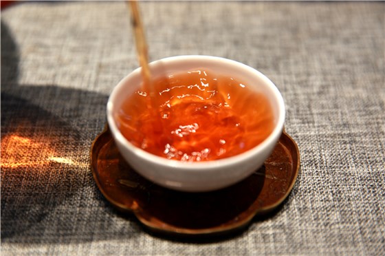 吉月古樹熟茶，茶葉餅面圓融飽滿，條索緊實(shí)；