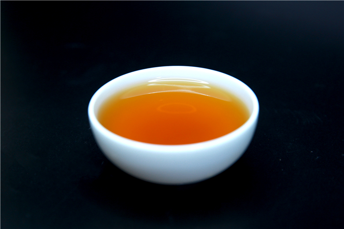但對(duì)于大多數(shù)普通茶友來(lái)說(shuō)，最直觀辨別普洱茶，紅茶，綠茶的區(qū)別是：品嘗茶的味道